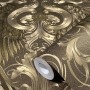 Glööckler Vliestapete Imperial Engelsflügel Gold mit Krone, Detailansicht.