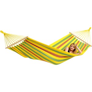 Gestreifte Amazonas Hängematte Aruba Vanilla, 210x120 cm, mit liegender Person.