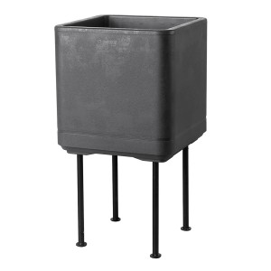 Anthrazitfarbener Deroma Pflanztopf Quadro Cosmo 38x38x39,2 cm mit schwarzen Füßen.