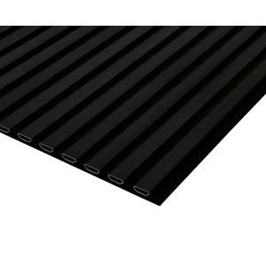 Schwarzes FN Acustico Akustikpaneel mit Aluminium Lamellen für Wand und Decke.
