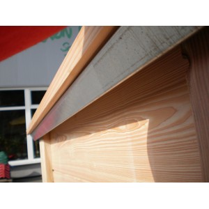 KGT Schneckenkante Woody 130 am Hochbeet, Detailaufnahme des Schneckenschutzes aus verzinktem Stahl.