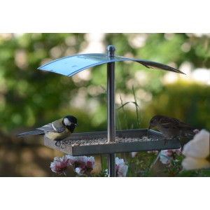 Rechteckige Dobar Design-Futterstation aus Edelstahl mit Ständer und zwei Vögeln.
