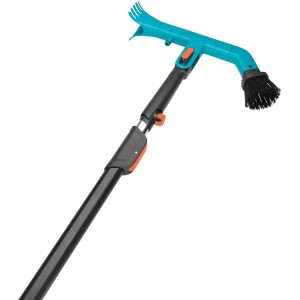 Gardena Combisystem Dachrinnenreiniger mit Teleskopstiel, Bürste und Schaber.