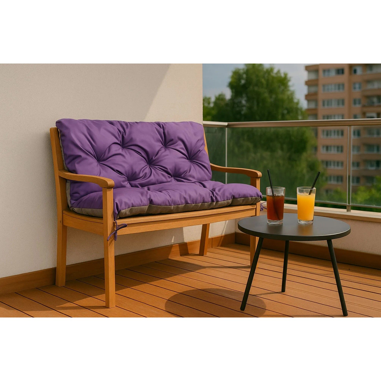 Violettes, getuftetes Bankkissen für 2-Sitzer Gartenbank auf Balkon. Komfortable Setgarden Sitzauflage für Outdoor.