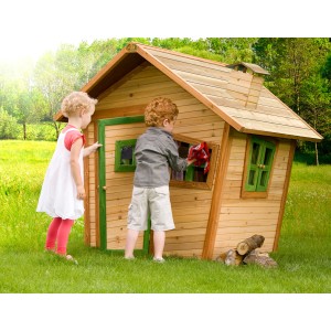 Axi Alice Spielhaus im Garten mit Kindern, braun-grünes Holzhaus mit schiefem Design.