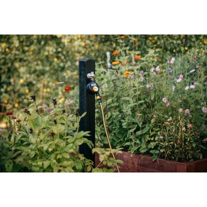 Fiskars Zeitschaltuhr am Wasserhahn im Garten, zur Bewässerung.