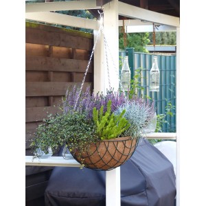 Blumenampel mit Kokoseinlage (40 cm) und Tropfschutz, bepflanzt mit bunten Sommerblumen.