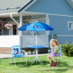 Blaues Outsunny Kinder Garten Tisch- und Stuhlset mit Hai-Muster, Sonnenschirm und Kind im Garten. Für Spiel & Spaß.