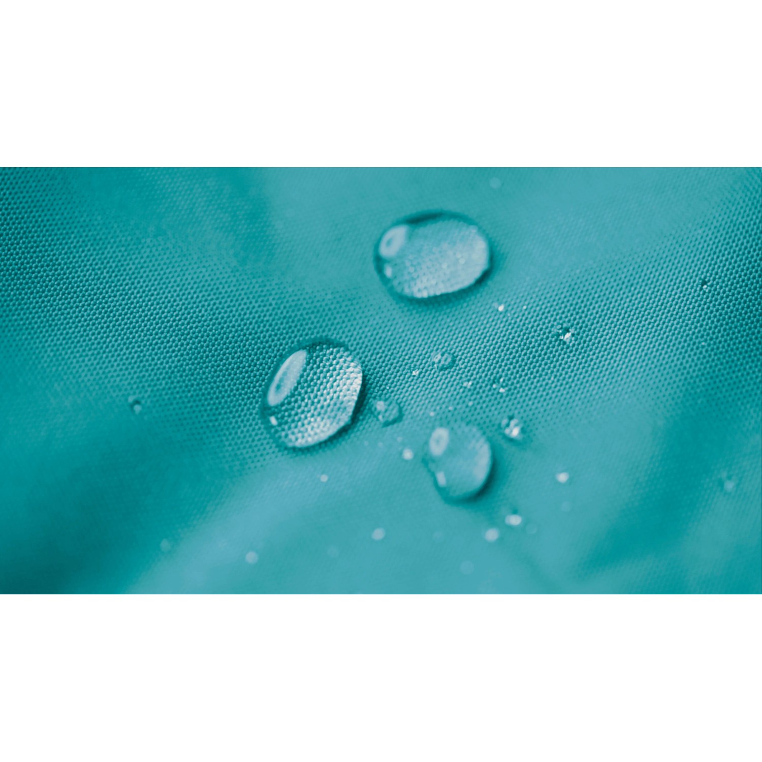 Wasserabweisender Bezug des Sitting Point Hocker Scuba 60 l Petrol mit Wassertropfen.