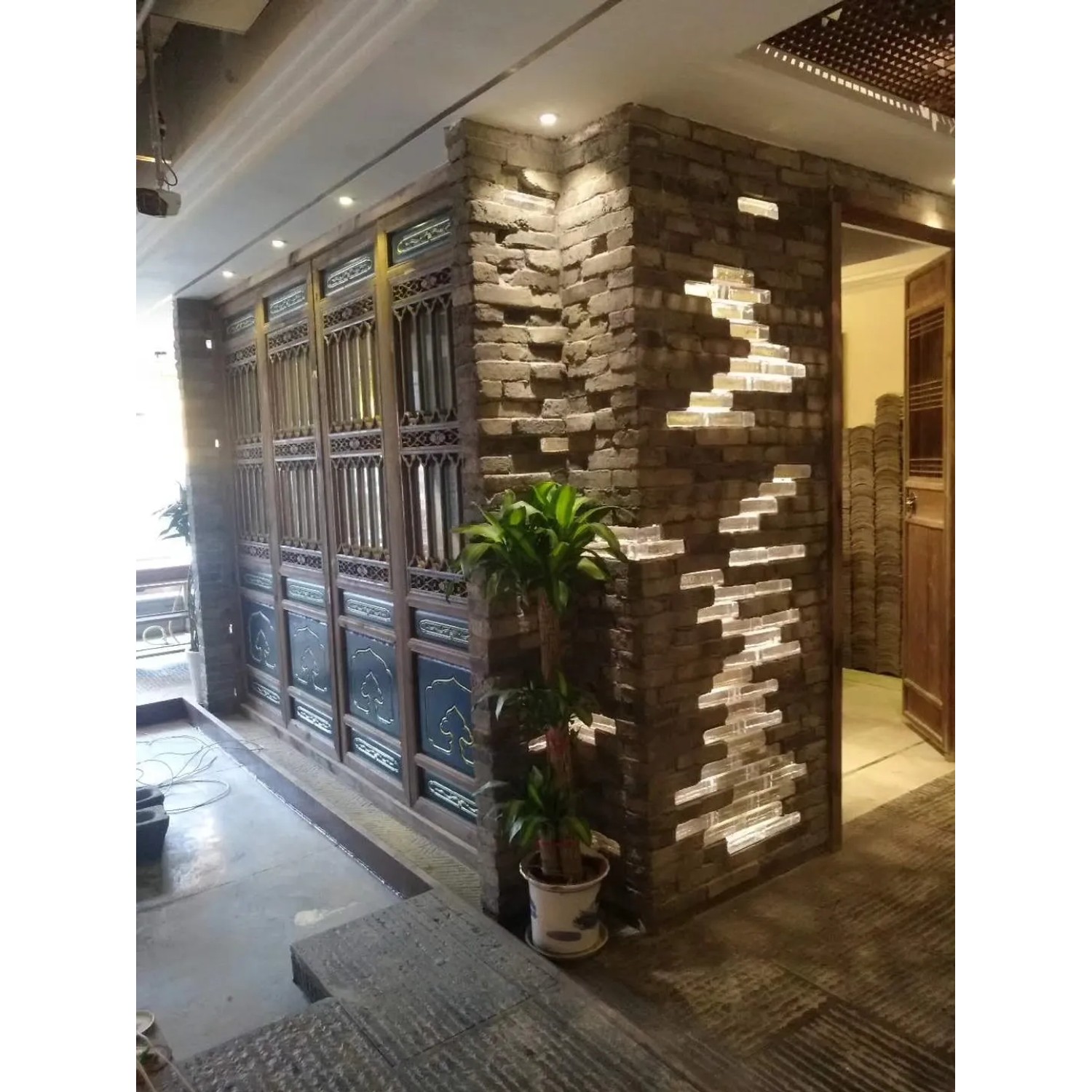 Wandgestaltung mit klaren Fuchs Glassteinen Crystal Collection, 5x10x5 cm, glänzend.