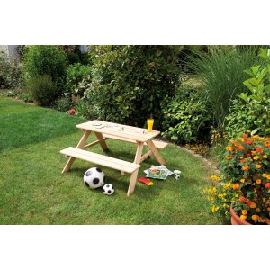Winnetoo Picknicktisch aus Lärche im Garten mit Spielzeug und Getränk.