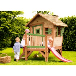 Axi Robin Spielhaus aus Holz mit roter Rutsche und Kindern im Garten.