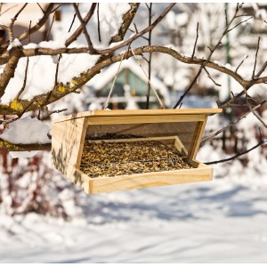Holz Vogelfutterhaus VF-Silo Pultdach XXL mit Futter, hängend im Winter.