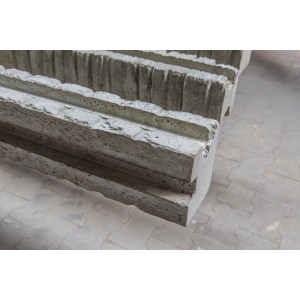 Betonzaun Eckpfosten Klassik-Stein, 275 cm, Detailansicht der Steinoptik.