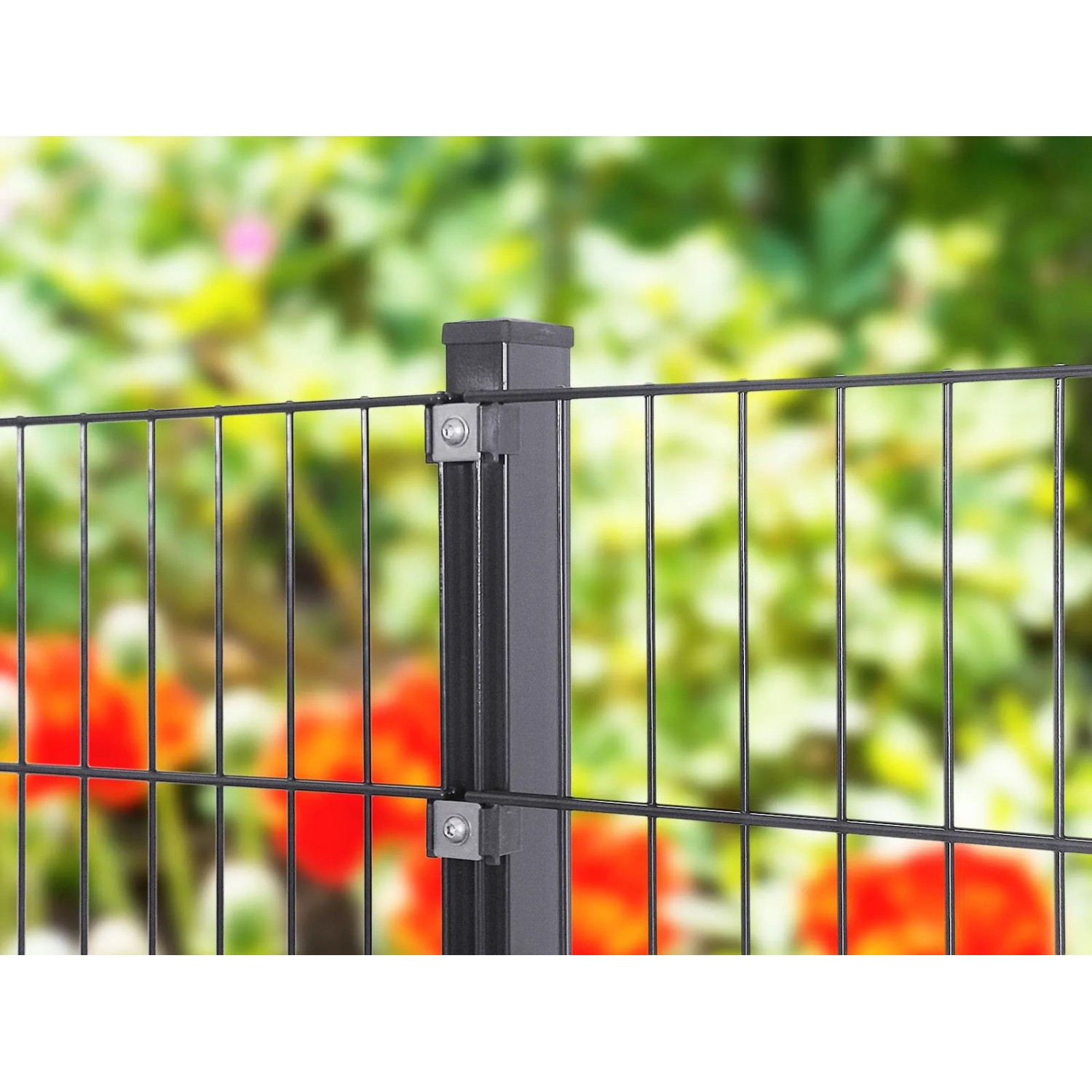 Anthrazitfarbener Zaunpfosten aus Stahl mit Edelstahlbeschlägen für Stabmattenzaun.