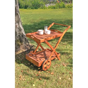 Quadratischer Garden Pleasure Klapptisch Toledo aus Holz, naturfarben, mit zwei Etagen und Rädern im Garten.