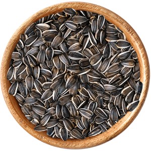 Elles Sonnenblumenkerne, 1 kg Wildvogelfutter in Holzschale, Nahaufnahme.