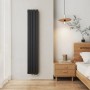 Schwarzer, vertikaler Emke Flachheizkörper mit Doppellagig-Design im modernen Wohnraum.