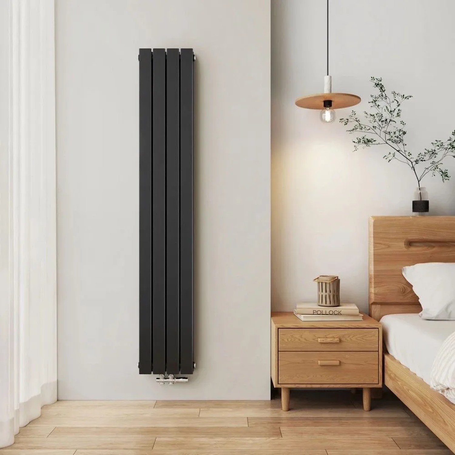 Schwarzer, vertikaler Emke Flachheizkörper mit Doppellagig-Design im modernen Wohnraum.