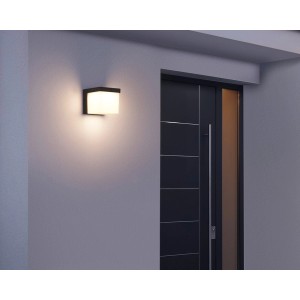 Moderne, anthrazitfarbene Trio LED-Außenwandleuchte Yangtze mit warmweißem Licht.