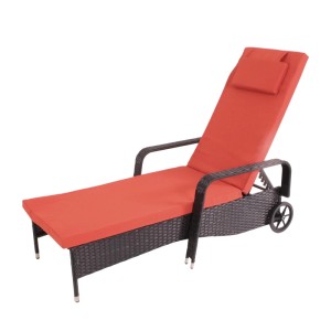 Anthrazitfarbene Poly-Rattan Sonnenliege Cesena mit terracottafarbenen Kissen.