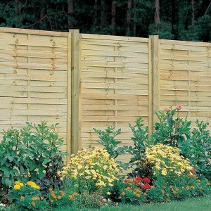 Grünes, druckimprägniertes Sichtschutzzaun-Element aus Holz, 100x180 cm, mit Blumenbeet.