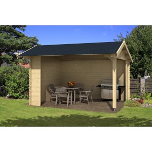 Holz-Gartenhaus Unterstand/Lounge Kirian 300 mit Grill und Sitzgruppe im Garten.
