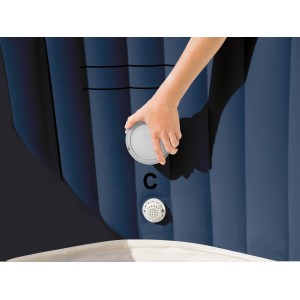 Intex LED Poolbeleuchtung PureSpa Bubble, weiße Kunststoffleuchte wird montiert.