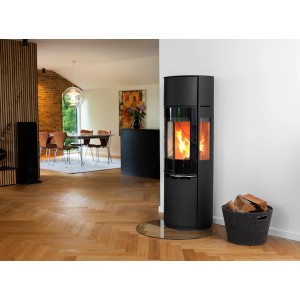 Schwarzer Aduro 9.7 Kaminofen aus Stahl (6 kW) mit Automatik in modernem Wohnraum.