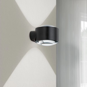 Schwarze Orion LED Außen Wandleuchte aus Aluminium, dimmbar, strahlt Licht nach oben und unten an heller Wand.