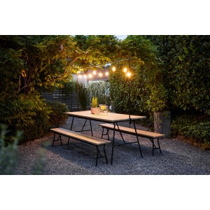 Ausziehbarer, schwarzer Gartentisch Punco mit Bänken und Lichterkette im Garten.