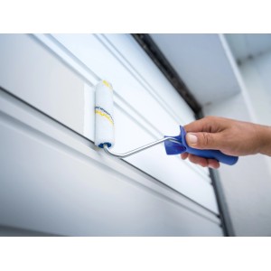 LUX Lackierwalze (12 cm) im Einsatz: Hand lackiert weiße Paneele mit Farbwalze.