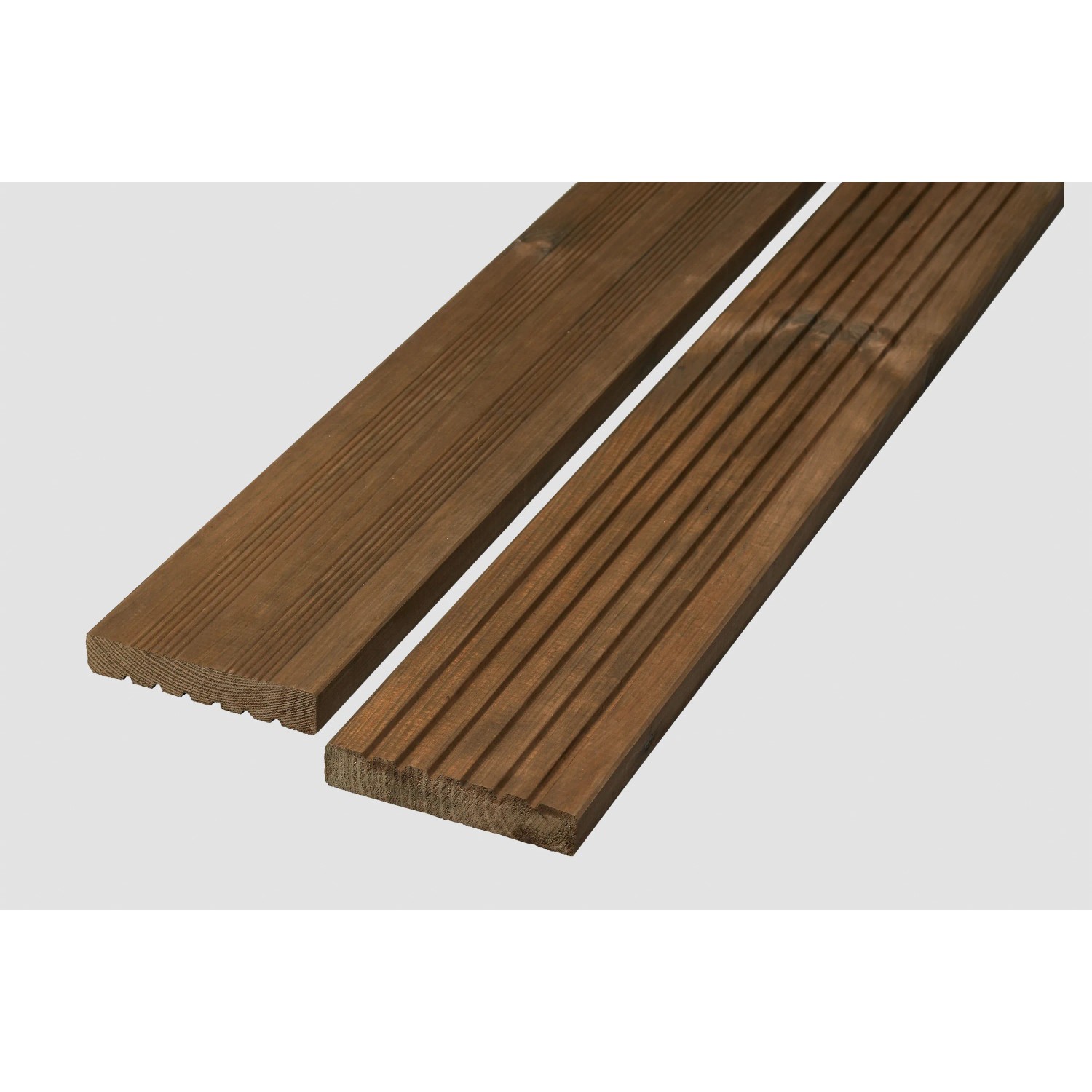 Braune Terrassendiele aus Nadelholz mit 6 Rillen, druckimprägniert.