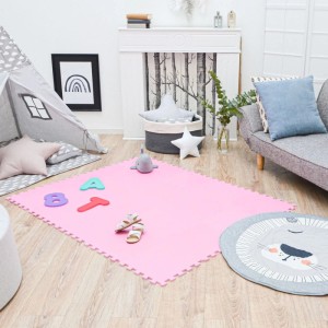 Pinke LittleTom Baby & Kinder Puzzlematte aus 18 EVA-Schaumstoffteilen auf Holzboden im Kinderzimmer. Ideal als Spielmatte.
