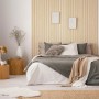 Schlafzimmer mit Grosfillex Wandverkleidung Element 3D Optik Linio Ash Light als Kopfteil.