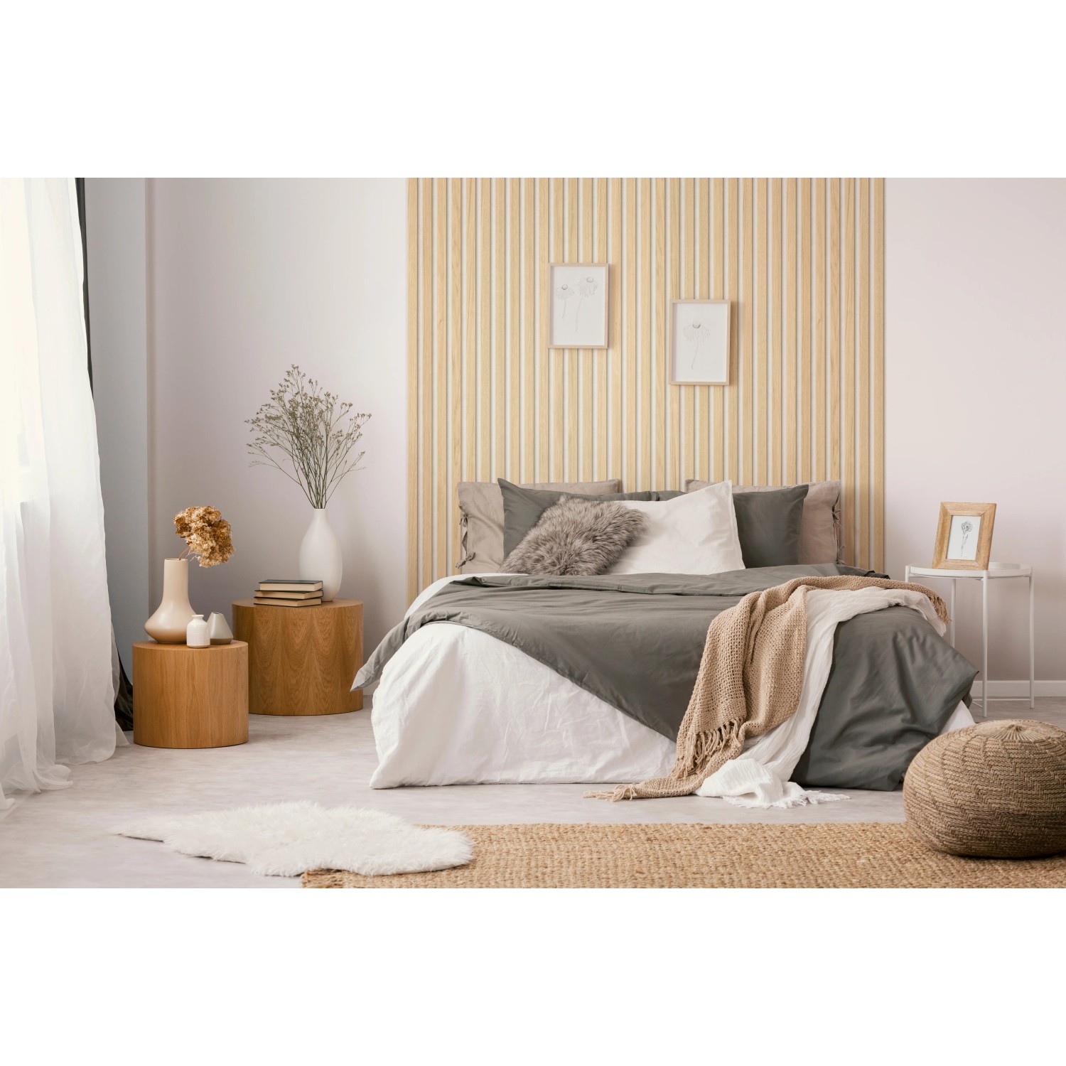 Schlafzimmer mit Grosfillex Wandverkleidung Element 3D Optik Linio Ash Light als Kopfteil.