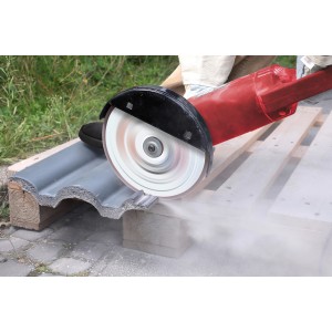 kwb Diamant-Trennscheibe Silver-Line im Einsatz beim Schneiden einer Fliese mit einem Winkelschleifer.