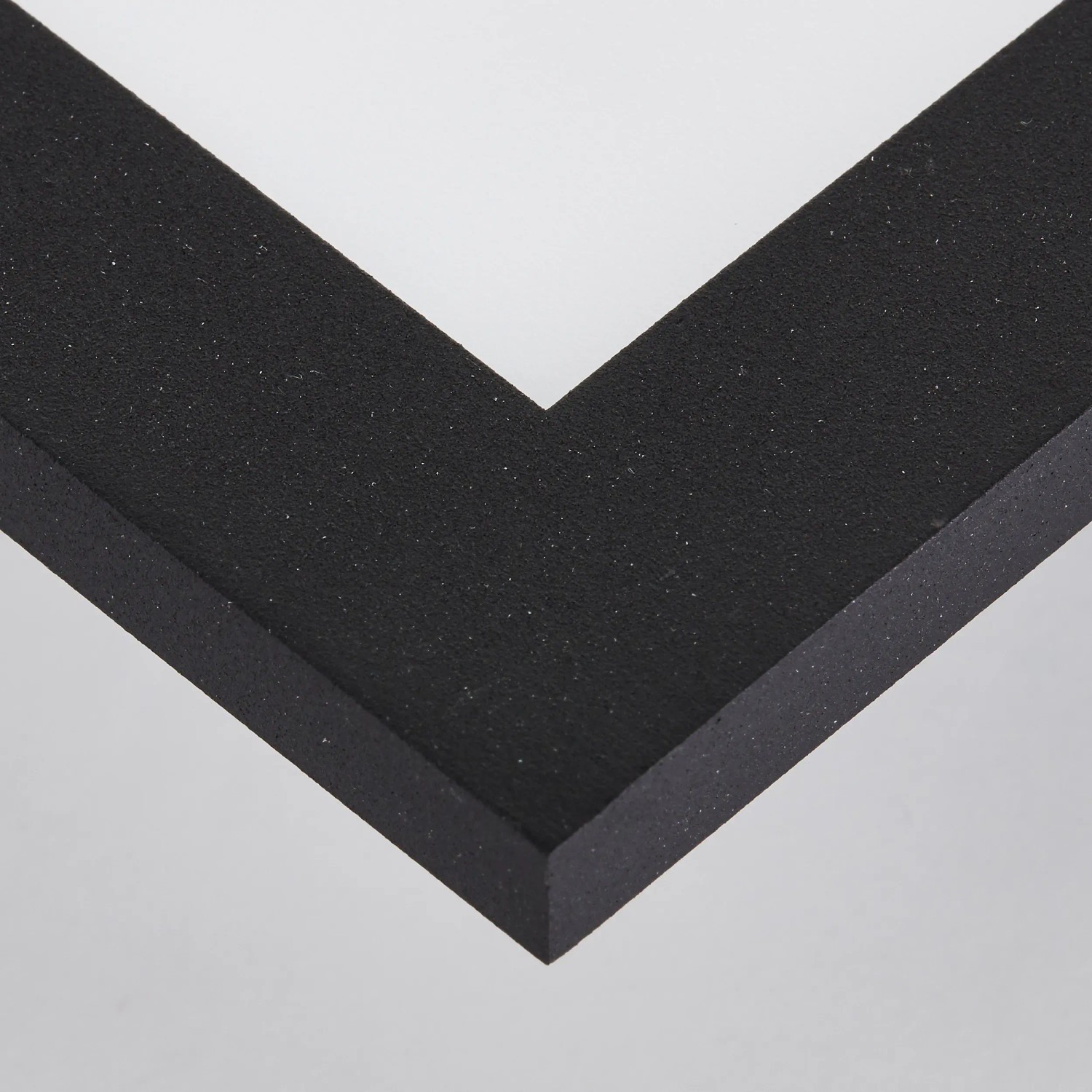 Detailaufnahme des schwarzen LED-Deckenpaneels Jacinda, 120x30 cm. Eckansicht.