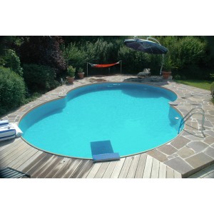 BWT Achtformpool-Set Premium mit Sandfilteranlage, eingebaut im Garten mit Holzdeck und Steinplatten.