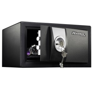 Offener, schwarzer Master Lock Tresor X031ML (9,93 l) mit Schlüssel und Inhalt (Uhr).