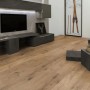 Helles Kaindl Smart Deal Laminat Eiche Ferrara in Holzoptik, wasserfest, verlegt in einem modernen Wohnzimmer.