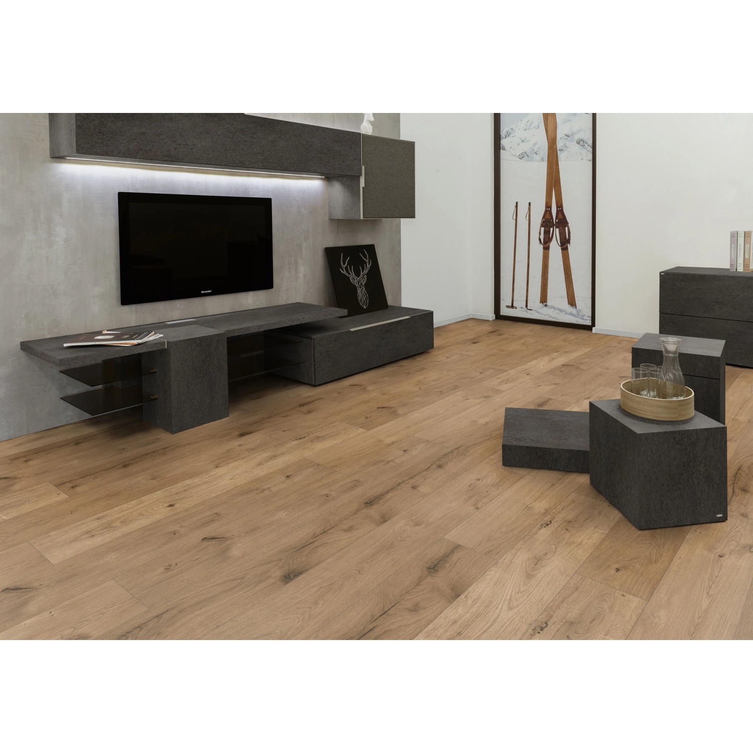 Helles Kaindl Smart Deal Laminat Eiche Ferrara in Holzoptik, wasserfest, verlegt in einem modernen Wohnzimmer.
