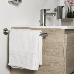 Tiger Boston Teleskop-Handtuchhalter aus gebürstetem Edelstahl mit weißem Handtuch.