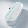 Weiße Wenko Wanneneinlage Mirasol (69x39 cm) in Badewanne mit Wasser. Rutschfeste Oberfläche mit Saugnäpfen.