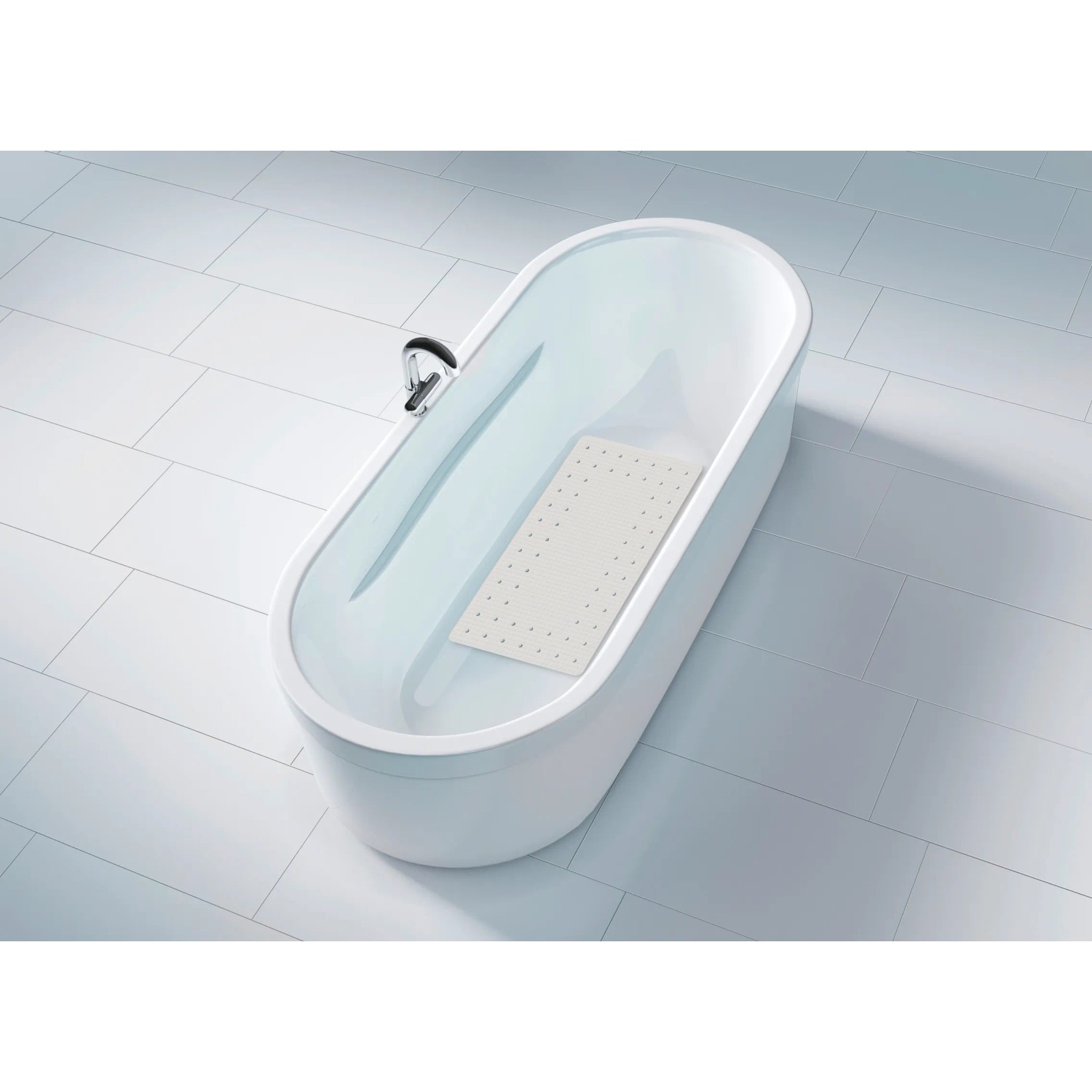 Weiße Wenko Wanneneinlage Mirasol (69x39 cm) in Badewanne mit Wasser. Rutschfeste Oberfläche mit Saugnäpfen.