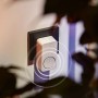 Weiße Philips Hue Indoor Sirene Secure für die Steckdose, Teil der Kameraüberwachung.