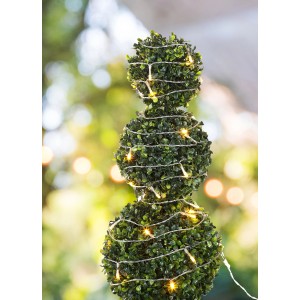 Globo LED-Solarlichterkette mit 120 transparenten LEDs auf Buchsbaumkugel, 20 m lang.