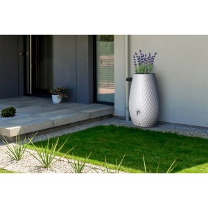 Weiße Garantia Triagon Regentonne 2in1 mit Bepflanzung im Garten.