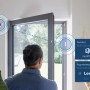 Bosch Smart Home Starter-Set Klima II: Geöffnetes Fenster mit Sensor und Temperaturanzeige.