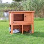 Trixie Kleintierstall Natura mit Freilaufgehege aus Kiefernholz, braun, mit zwei Kaninchen.